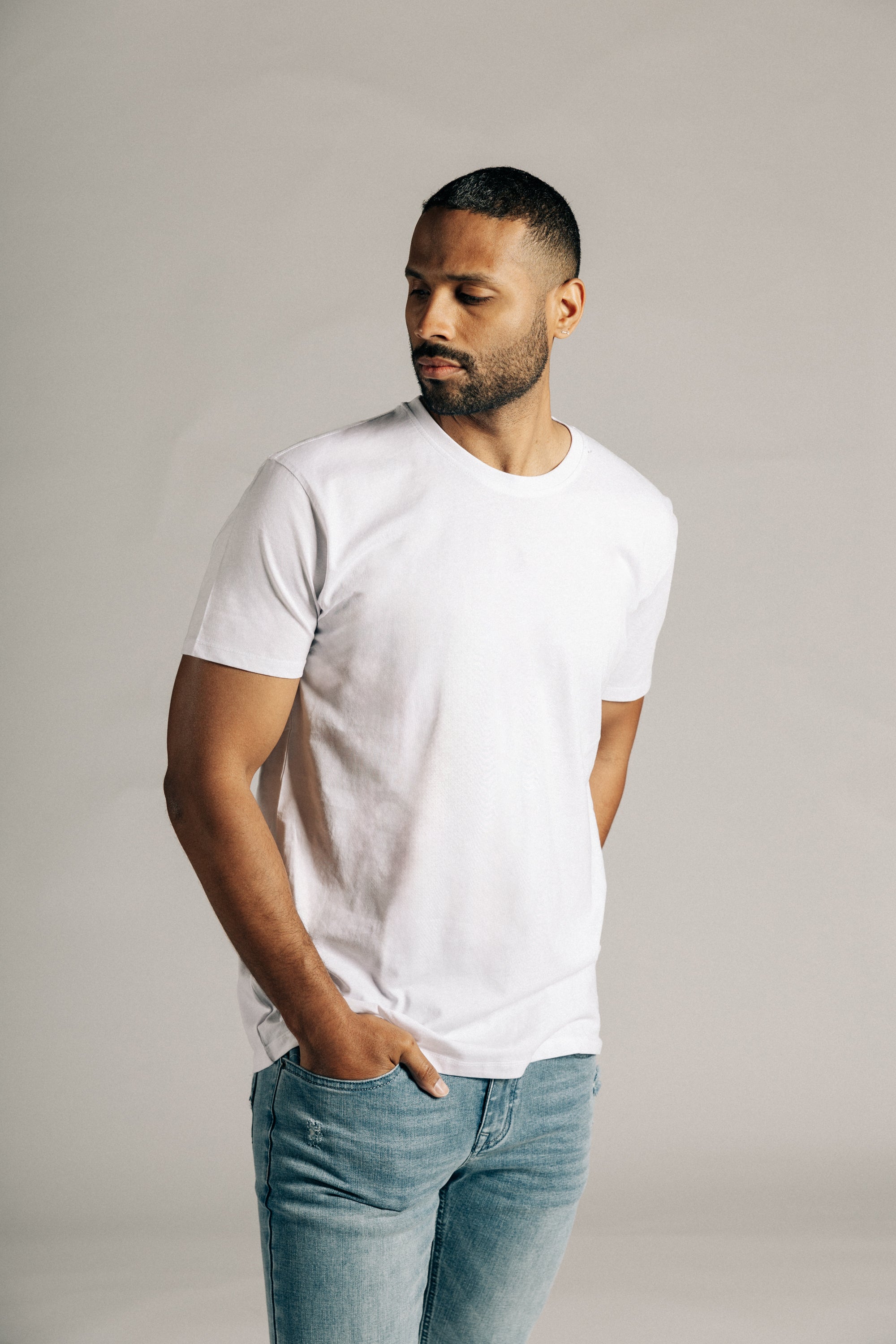 10 Stylish Ways To Perfectly Pair Your Suit With A T-Shirt - XIOS